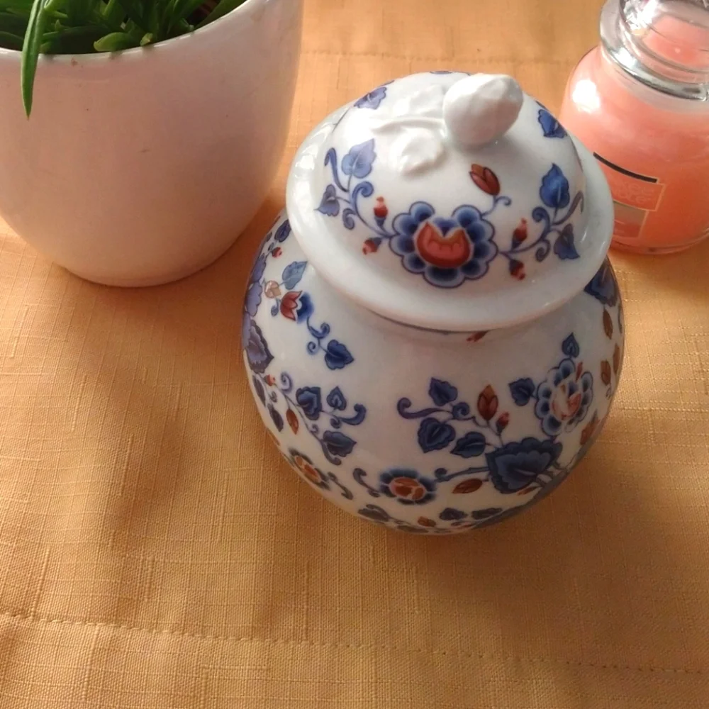 Estée Lauder-Vintage Porcelain Bath Jar 1.6oz